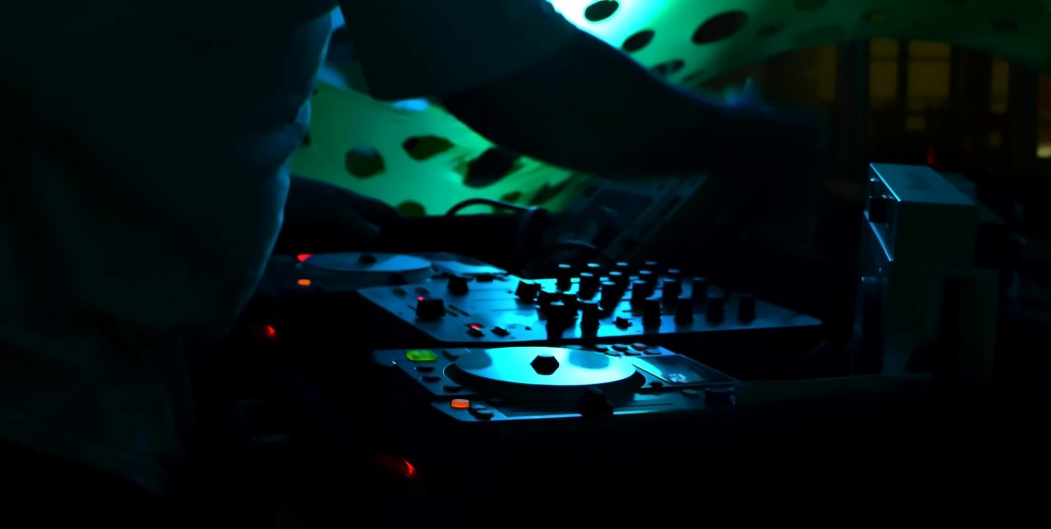 Komponist bei der Arbeit am Klavier mit Notenpapier